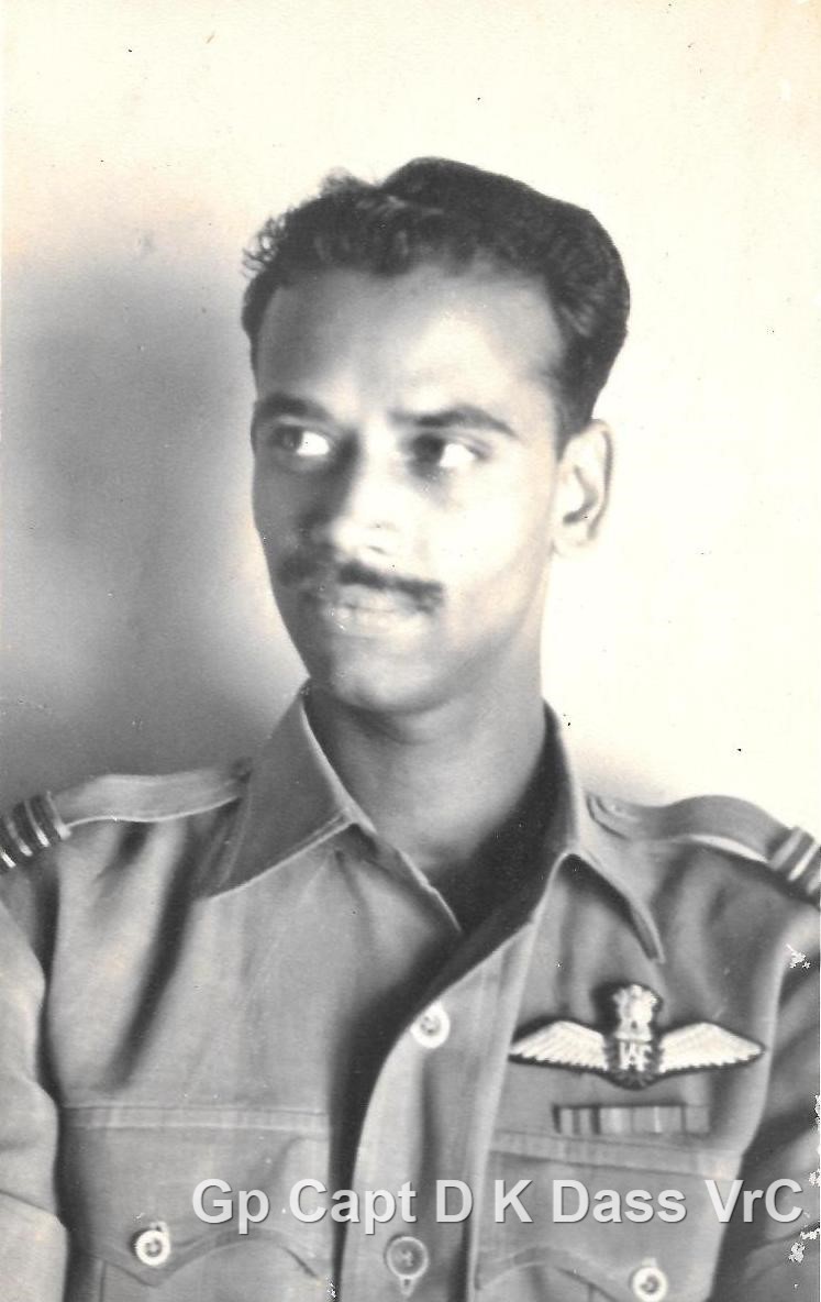 [1/n] This past weekend, as part of  #SwarnimVijayVarsh, four out of five extraordinary IAF aviators, who made or make their homes in  #Hyderabad, were honoured by the handing on a Vijay Mashaal torch. They were ...