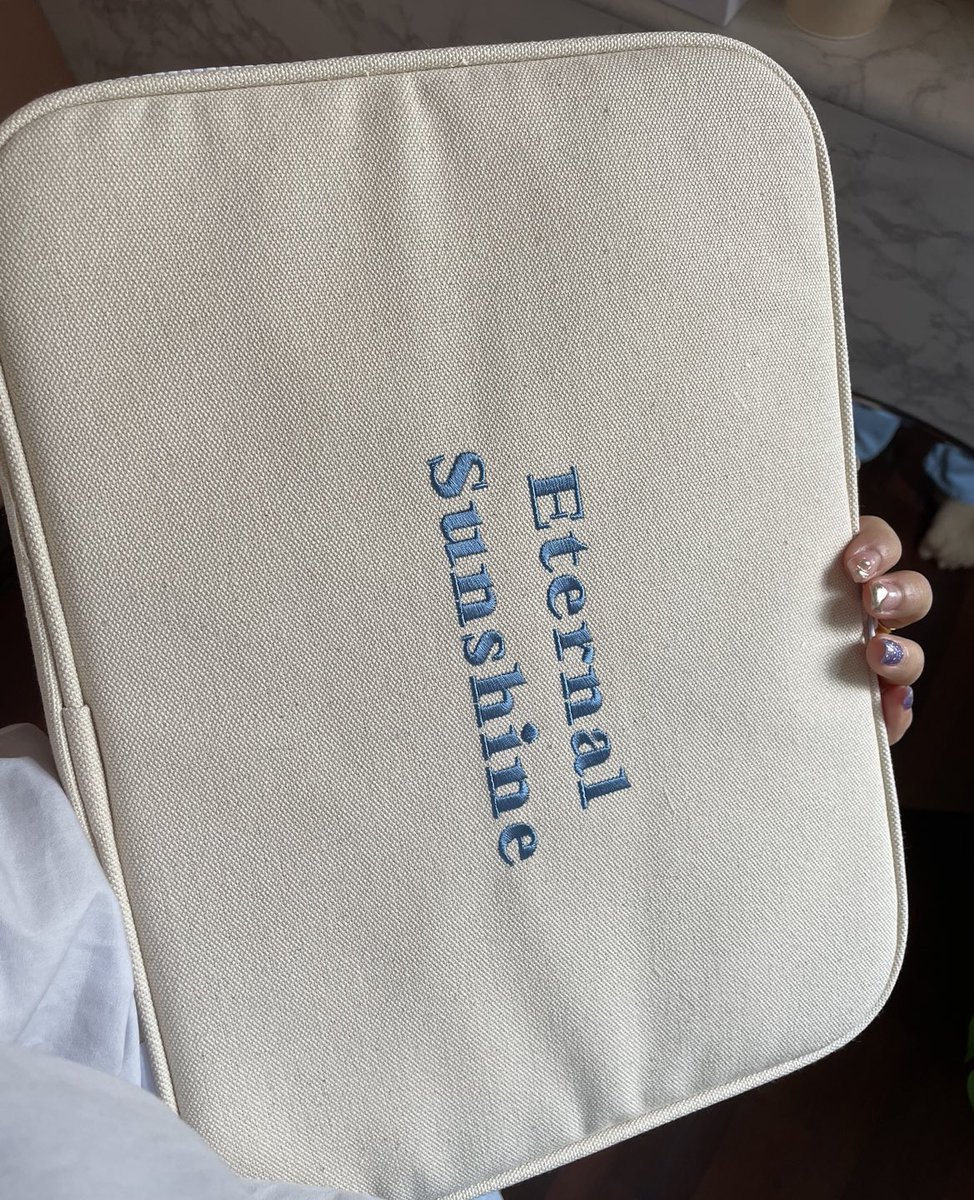 weirderday__'s tweet photo. laptop sleeve💻📧 นานๆทีจะเจอกระเป๋าใส่คอมถูกใจซักที ของ sunbaked.bean แบบเรียบๆด้านนอกเป็นผ้าแคนวาสด้านในบุหนากันกระแทกได้ดีและเค้าแยกส่วนเก็บคอมไปเลยเราก็ใส่harddiskไว้ด้วยได้ ใครกำลังหากระเป๋าใส่laptopแนะนำเลยมี 3 สี เขียว ชมพู ครีม น่ารักทุกสีแหละ 990บาท🥬🍑🍞 https://t.co/vdsNipJrEd