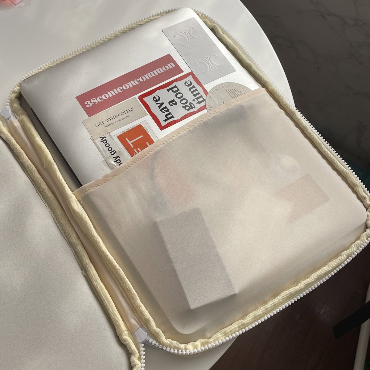 weirderday__'s tweet photo. laptop sleeve💻📧 นานๆทีจะเจอกระเป๋าใส่คอมถูกใจซักที ของ sunbaked.bean แบบเรียบๆด้านนอกเป็นผ้าแคนวาสด้านในบุหนากันกระแทกได้ดีและเค้าแยกส่วนเก็บคอมไปเลยเราก็ใส่harddiskไว้ด้วยได้ ใครกำลังหากระเป๋าใส่laptopแนะนำเลยมี 3 สี เขียว ชมพู ครีม น่ารักทุกสีแหละ 990บาท🥬🍑🍞 https://t.co/vdsNipJrEd