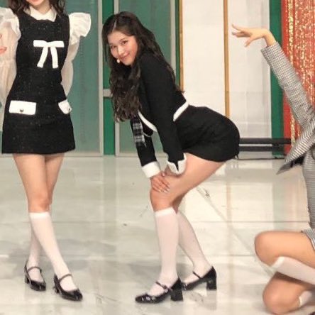 sanashyeon's tweet photo. why can’t she be normal https://t.co/wv2L5q1gO4