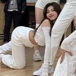 sanashyeon's tweet photo. why can’t she be normal https://t.co/wv2L5q1gO4