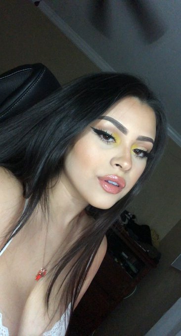 I miss dark hair me https://t.co/i6uZBqG2NV