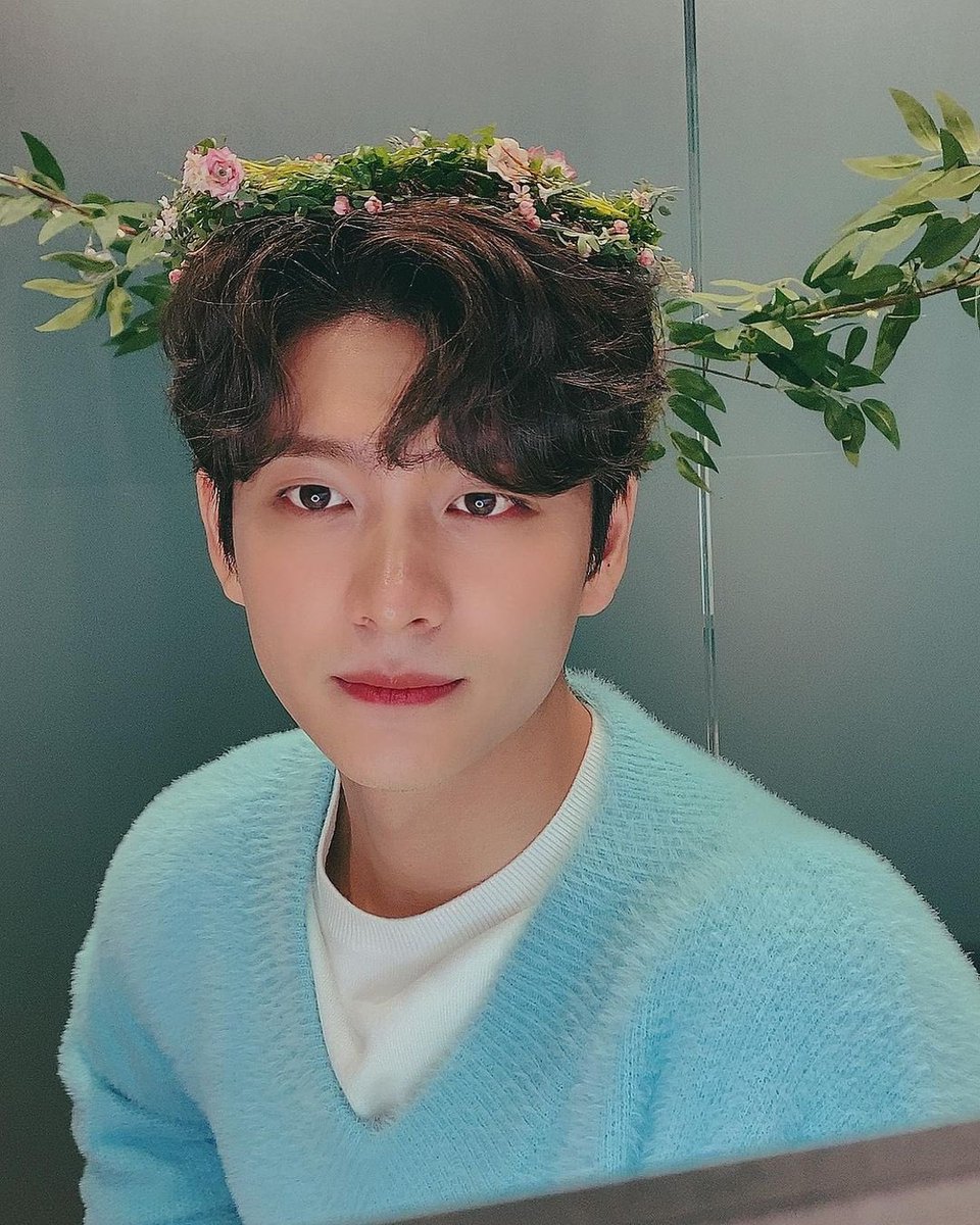 fvyn_cloud's tweet photo. 이거 두장 팬싸의 향기가 나는 것 같으니 어서 팬미팅ㄱㄱ https://t.co/w5pYdfzPEg