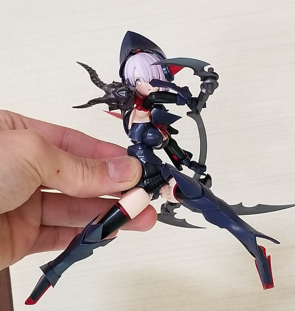 とりぴー ポーズ解説本販売中 V Tvittere 上から下に向けるようにして武器を持ち 振りかぶるポーズです とりポージング