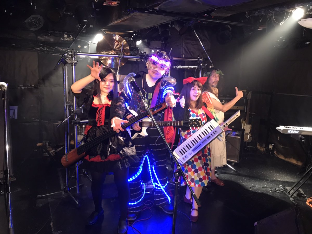 mecaelvis's tweet image. 昨日はメカエルビス＆サイキックパラダイスの初ライブでした☆配信は２５日までアーカイブで見れます☆配信チケットはこちらでお買い求めできますhor-outbreak.com/events/3769ジーザスのやばいドラムに乗っかってメンバーそれぞれのキャラクターを活かしたライブを是非御覧ください☆