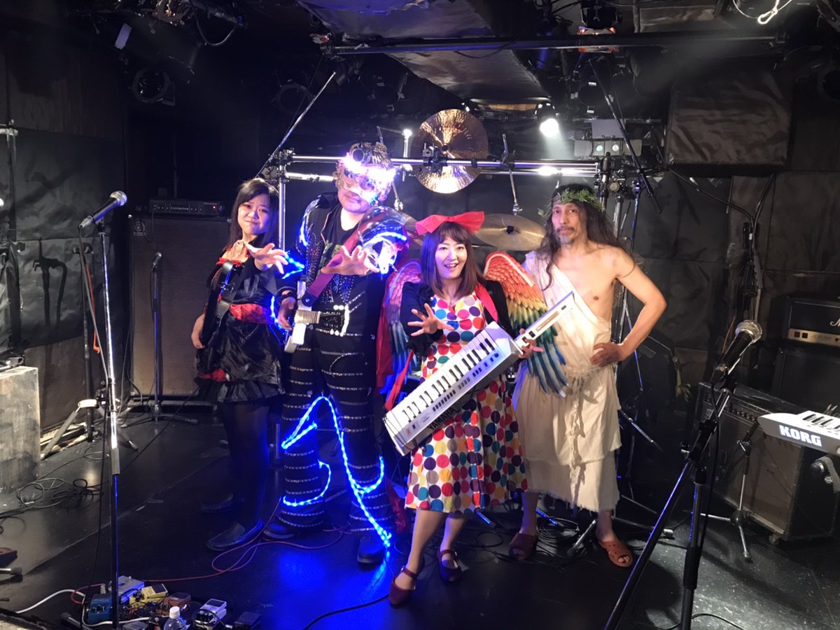 mecaelvis's tweet image. 昨日はメカエルビス＆サイキックパラダイスの初ライブでした☆配信は２５日までアーカイブで見れます☆配信チケットはこちらでお買い求めできますhor-outbreak.com/events/3769ジーザスのやばいドラムに乗っかってメンバーそれぞれのキャラクターを活かしたライブを是非御覧ください☆