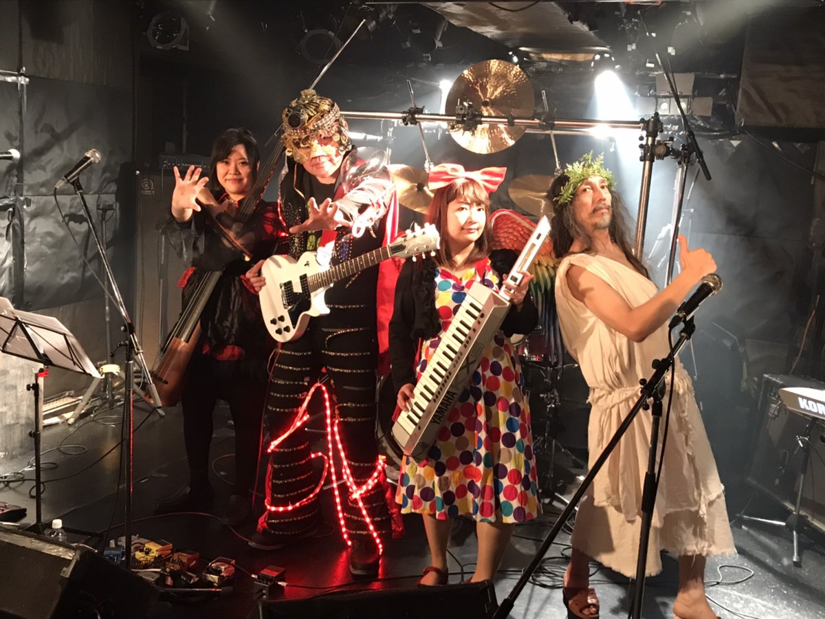 mecaelvis's tweet image. 昨日はメカエルビス＆サイキックパラダイスの初ライブでした☆配信は２５日までアーカイブで見れます☆配信チケットはこちらでお買い求めできますhor-outbreak.com/events/3769ジーザスのやばいドラムに乗っかってメンバーそれぞれのキャラクターを活かしたライブを是非御覧ください☆