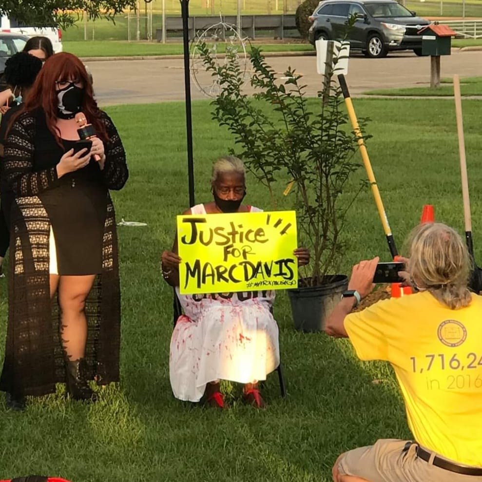 BLivesMatterMS's tweet photo. 📸 Stacy Creel
@Amy_Jayee with Lorraine Bates speaking at BLM Mississippi's Prayer Vigil for Jacob Blake on behalf of Catherine Davis last year.
#JusticeForMarcDavis #BlackLivesMatterMississippi #LorraineBates #PetalMS #MarxMustGo #BodyCamsForPetalPD #VOTE https://t.co/fUJJDwq75k