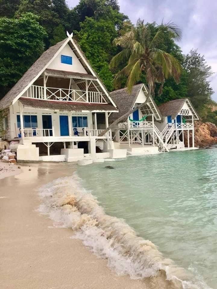 Jernih betul air tu. Buka jer pintu homestay tu terus view laut. 
😍😍😍

Pulau Rawa, Johor