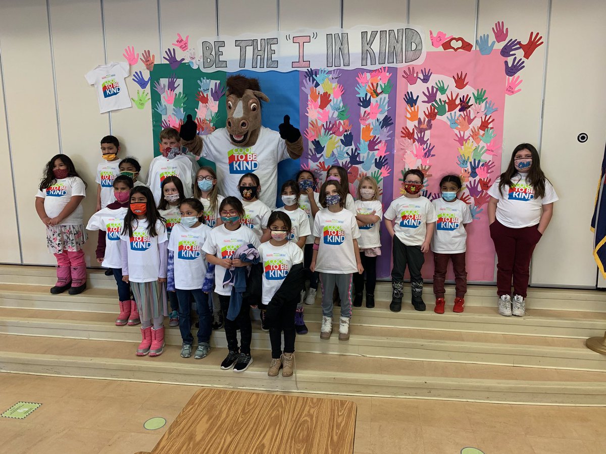 SHAPE_Colorado's tweet image. @_CoachGlen is working hard to #SpreadKindness at Malley Drive Elementary during #RandomActsofKindnessWeek! Students who complete a kindness board get to take home a #CoolToBeKind t-shirt from #healthmovesminds - the school mascot even got in on the fun! @SHAPE_America