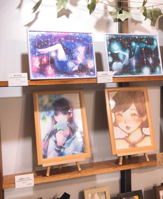 本日の14時から金糸雀719ギャラリー様(@kanaria719 )で開催の【CAKO展】に過去のお気に入りの作品3点で参加します(*'∀`*)
展示のお写真を頂きましたが、とっても素敵に展示して頂けて嬉しいです!?いつもありがとうございます✨
#絵描きさんと繋がりたい
#イラスト好きさんと繋がりたい 