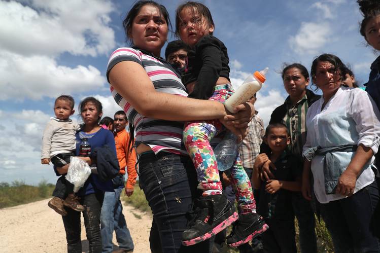 Roshan_Rinaldi's tweet photo. Breaking: In a stunning reversal, Ted Cruz now says it's acceptable for families to flee across the Mexican Border to avoid substandard living conditions. https://t.co/8LNgnRKov9