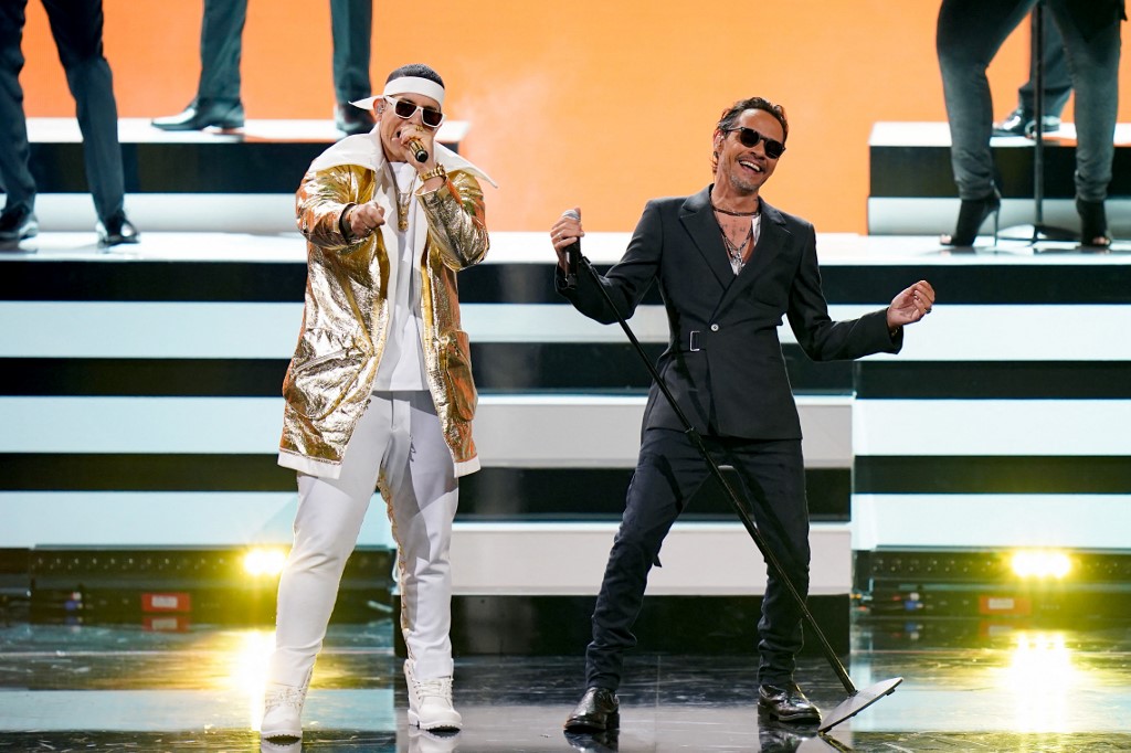 ListinDiario's tweet photo. #EntretenimientoLD | EL Rey de la salsa @MarcAnthony y  el rey del reguetón @daddy_yankee en #PremioLoNuestro con ¨De Vuelta pa´ la vuelta¨  #ListínDiario https://t.co/lNnhfvUPoo