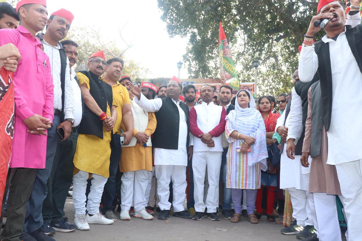 उन्नाव मे 3 बेटियों को मारने बाद पेड़ से बांध दिया गया। जिसमे से 2 की मृत्यु भी हो चुकी है।
उनके लिए आज कानपुर महानगर में प्रदर्शन।
<a href="/yadavakhilesh/">Akhilesh Yadav</a> जिन्दाबाद।