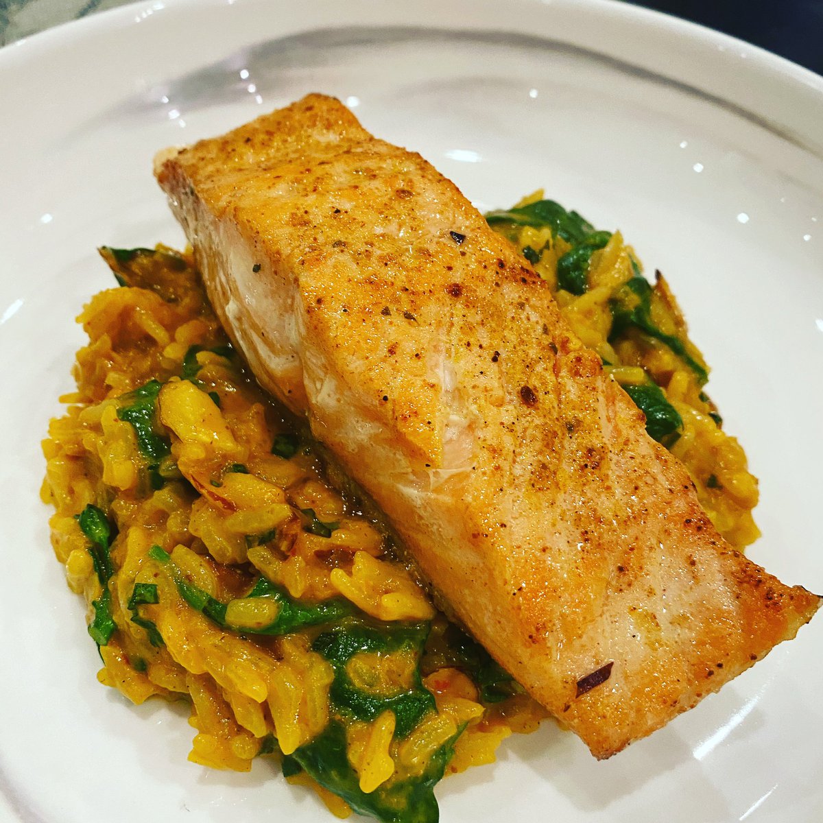 SantosCooks's tweet image. Dinner time! Curried Salmon with basmati rice/broccolini/spinach/Thai basil/cilantro, lime &amp;amp; toasted almonds. #simplebutdelicious #athometestkitchen