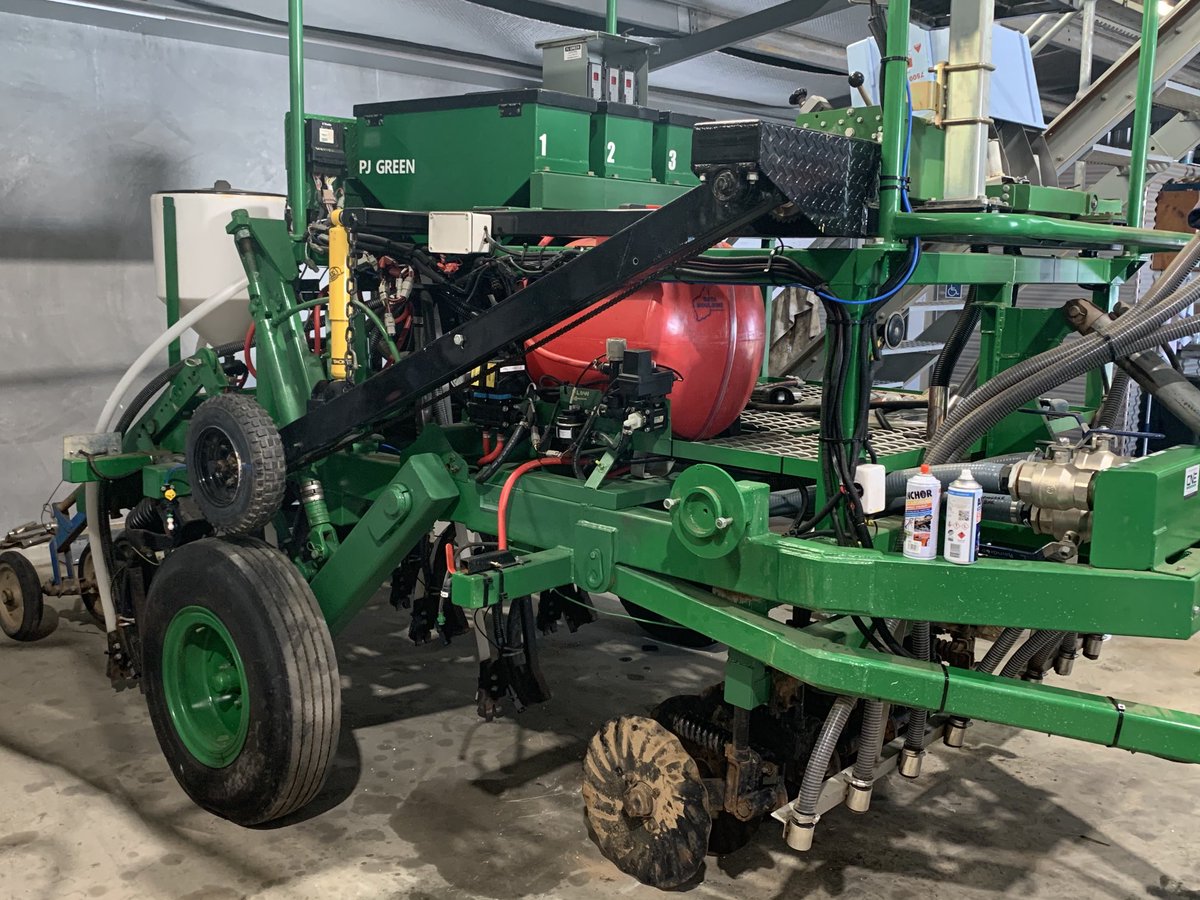 SEAR / SEAS Seeder 
3 x bulk bins (various seed / fert combo’s)
2 x rate controlled liquid systems (1 for SE14 behind closers and 1 for deep band Flexi N)
2 cones
Coulters
Spreader out front for IBS
Huge effort from Rob on the fizzy stick! ⁦<a href="/Robghia3518/">Rob Hughes</a>⁩ ⁦<a href="/Seasagro/">Luke Marquis</a>⁩