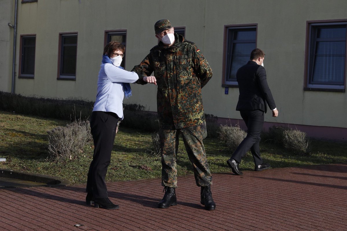 Dienstaufsicht bei @Team_Luftwaffe:   Beim Luftwaffenausbildungsbataillon Germersheim in der Südpfalz-Kaserne besucht Verteidigungsministerin Kramp-Karrenbauer @akk heute RekrutInnen in der Grundausbildung. Unter #Corona-Auflagen lernen sie hier das Handwerkszeug des Soldaten.