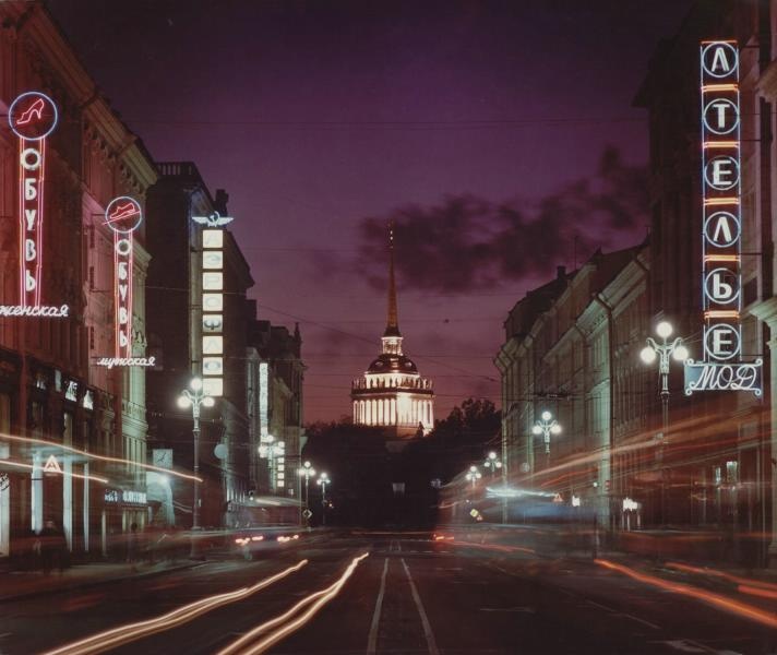 View of the Admiralty building in Leningrad (St Petersburg), USSR - 1969. #StPetersburg #USSR 

(photo: Vsevolod Tarasevich)