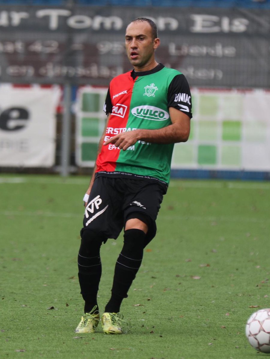RoodGroenKFCE's tweet photo. 🤜❤BREAKING NEWS💚🤛
Ouderdomsdeken Entonio Pashaj (°1984) blijft eeuwig jong!
Hij heeft zijn verblijf verlengd en begint aan zijn vijfde seizoen.
Entonio, onze Albanese rots in de branding, verdrijf je niet van de backlijn!
#Modelprof
#WeNeverWalkAlone
#WeAreEppegem https://t.co/RFVFDeqpfD