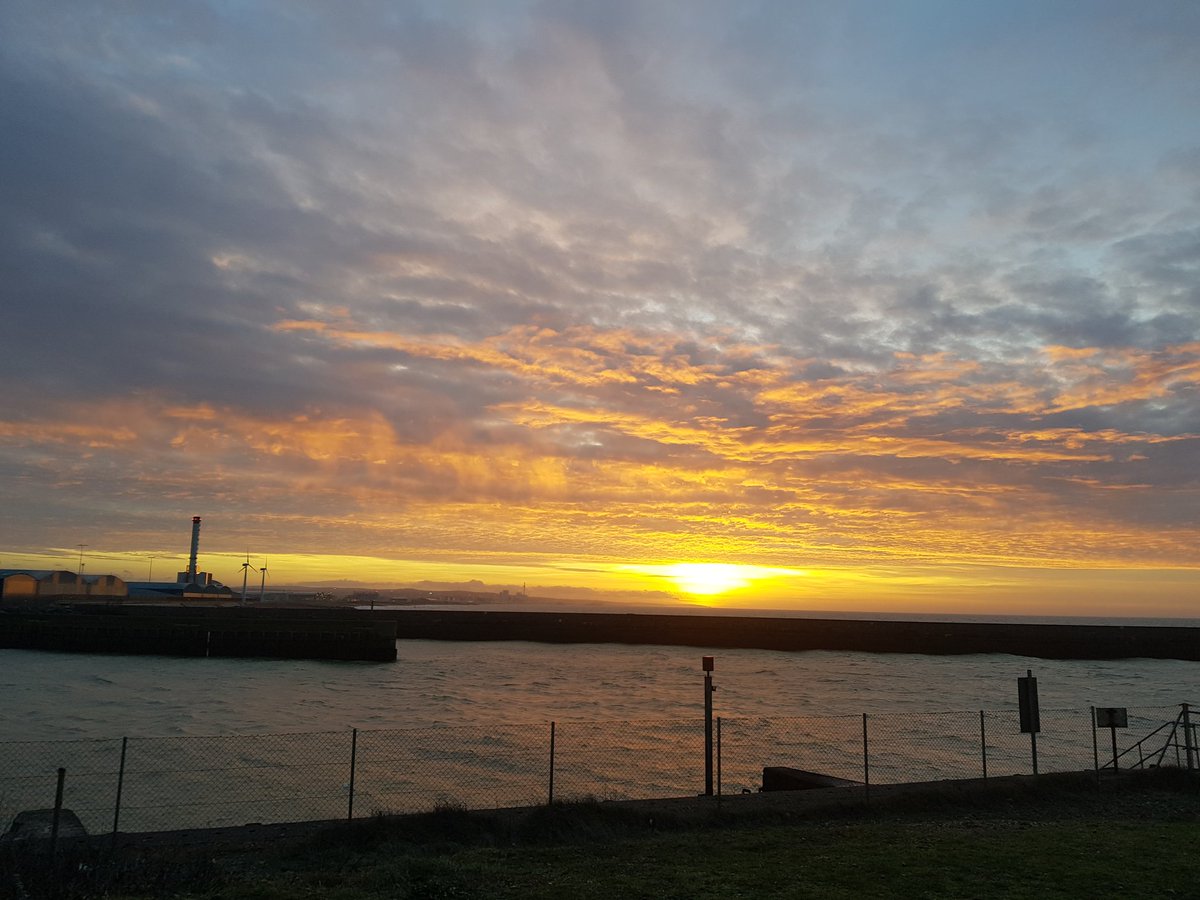 Johnchallen's tweet photo. Running rewards this morning. It pays to get up and out early 🌞🌞
#Sunrise #PositiveVibes #EightMiles #Running https://t.co/3hiapF1xcI