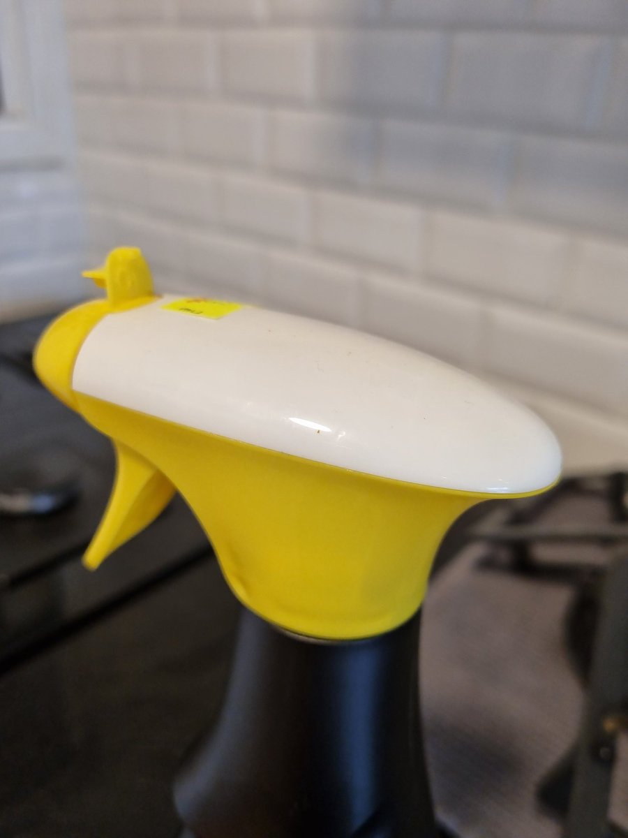 UIzhaky's tweet image. כל הבית בריח של מסיר שומנים......
בן 11.5: "ואו, איזה ריח טוב, יכול לשים לי בחדר?"