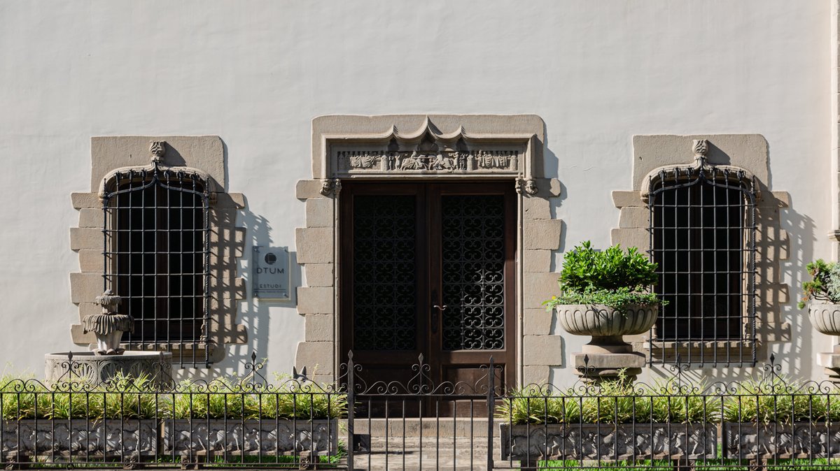 Un edificio con #escultor #historia #santcugat #JoanCortina #albertcortina