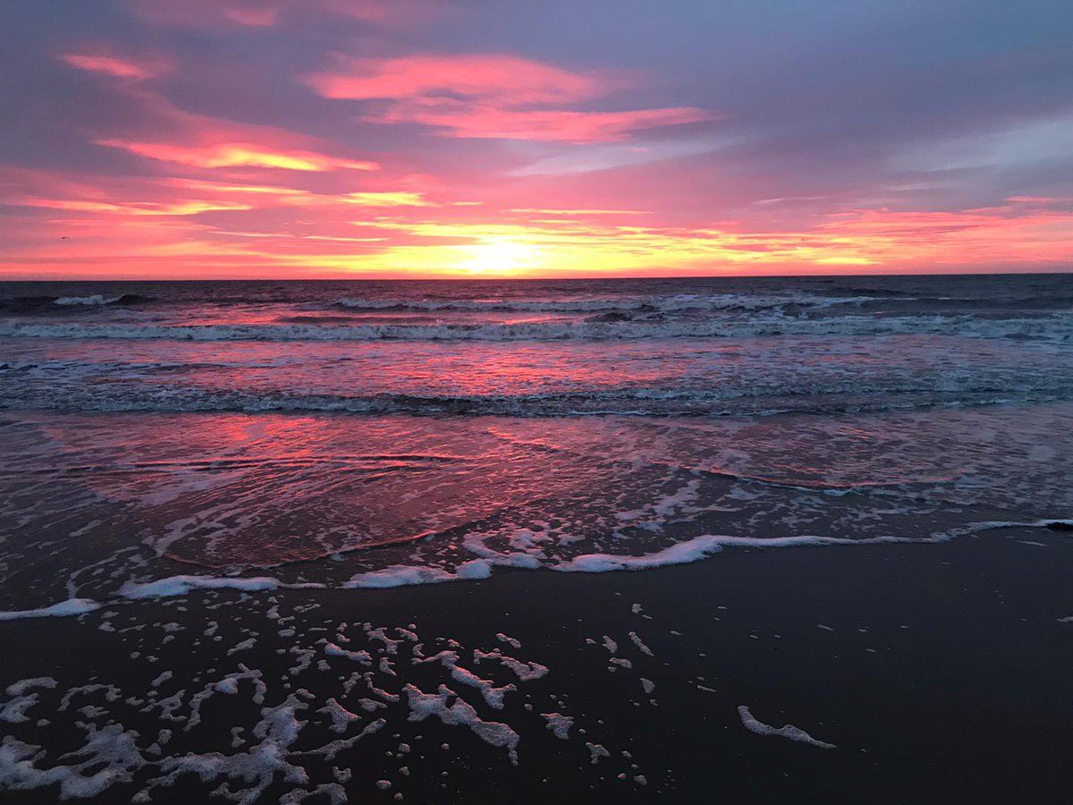 msjennjennPR's tweet photo. I cannot take credit for this but had to share! What a sunrise my Dad captured this morning 😍👏🏻 

He’s just turned 58 and I’m envious of his energy! Happy Friday 🙌🏻 https://t.co/60eQzCcPrZ