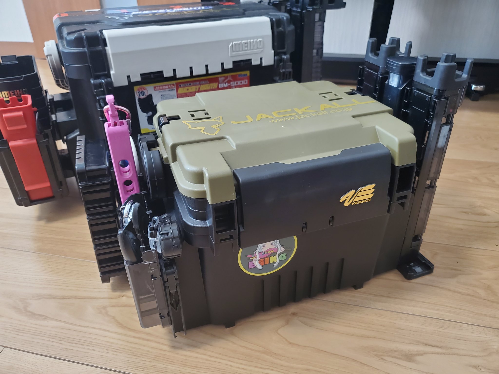 ビアズリー 目指せ一流ベイトマン アジング メバリング用にタックルボックス Meiho Vs 7055n 新調 始めた頃にも使ってたけど 移動中に傾くのが嫌でランガンバック使ってました 今回のはハンドルストッパー搭載 何故最初から付いてなかったのか ビアズリー 目指せ一流ベイトマン アジング メバリング用にタックルボックス Meiho Vs 7055n 新調 始めた頃にも使ってたけど 移動中に傾くのが嫌でランガンバック使ってました 今回のはハンドルストッパー搭載 何故最初から付いてなかったのか