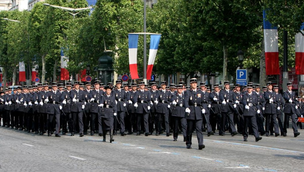 ENSOSP's tweet photo. Les officiers de sapeurs-#pompiers viennent à l'Ensosp  pendant toute leur carrière. Hier, 7 officiers de la #FILT60, 1re promotion à avoir défilé sur les Champs-Élysées le #14juillet 2006, se sont retrouvés le temps d'une photo souvenir avec leur officier de proximité d'alors. https://t.co/QaYIS5gc2D