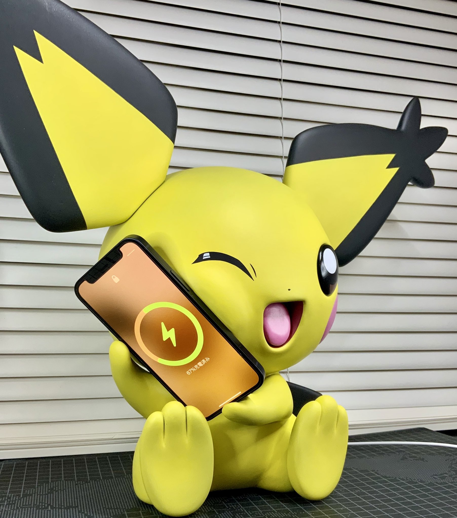 ねんどよしりん Youtubeで造形動画公開中 粘土で実寸大ピチュー作りました ぽっぺすりすりしてiphoneをワイヤレス 充電してくれます ねんどよしりん Youtubeで造形動画公開中 粘土で実寸大ピチュー作りました ぽっぺすりすりしてiphoneをワイヤレス 充電してくれます