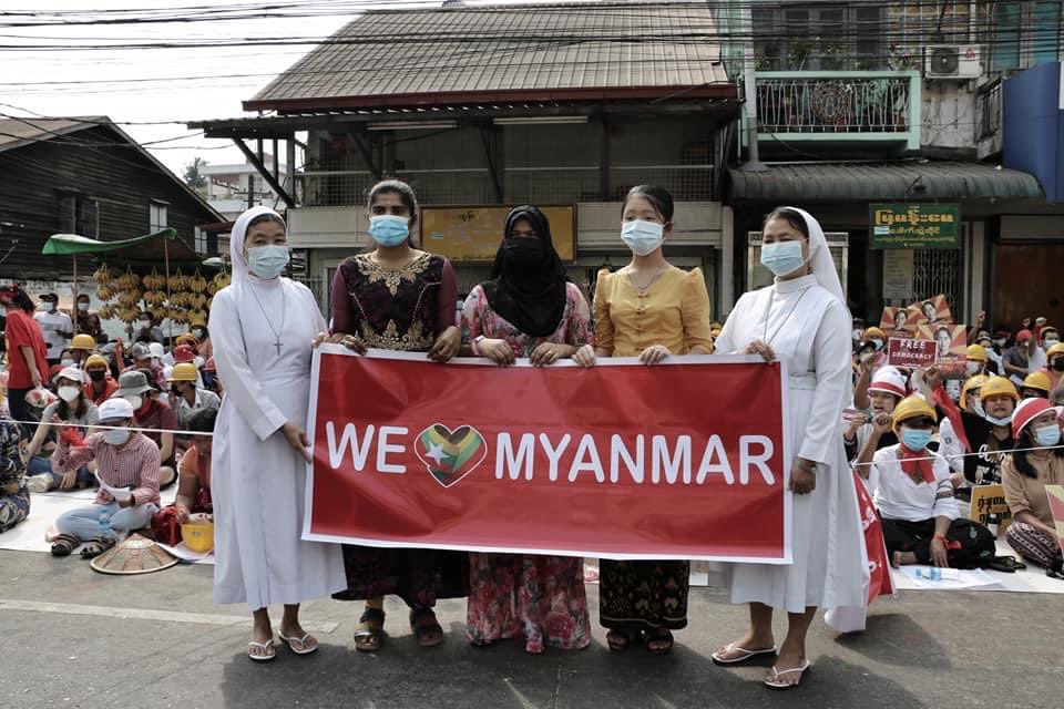 hannayuri_twt's tweet photo. “We May Have Different Religions, Different Languages, Different Colored Skin, But We All Are Myanmar Citizens And WE LOVE OUR COUNTRY MYANMAR 🇲🇲🇲🇲🇲🇲 
We are United ,We are fighting for Freedom &amp; Democracy 🇲🇲🪧

#Feb19Coup #WhatsHappeningInMyanmar https://t.co/sM2uGZvj7i