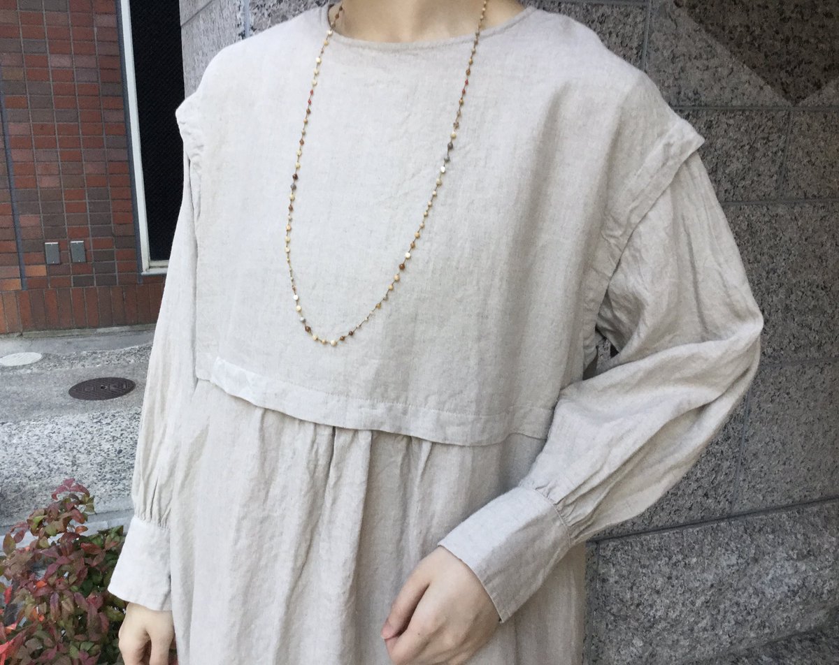 nrkyoto's tweet photo. ▶︎ リネンカラーレス2way比翼ワンピース
カラー：NATURAL(着用)、BLACK
22,000yen+tax

シンプルな2way仕様のワンピース。
袖口のギャザーやサイドのスリットがポイントに。

お気に入りのアクセサリーと合わせたい一枚です。

#nestRobe #ネストローブ #京都 #kyoto
#ワンピース #リネン https://t.co/9vUFhGYOdM