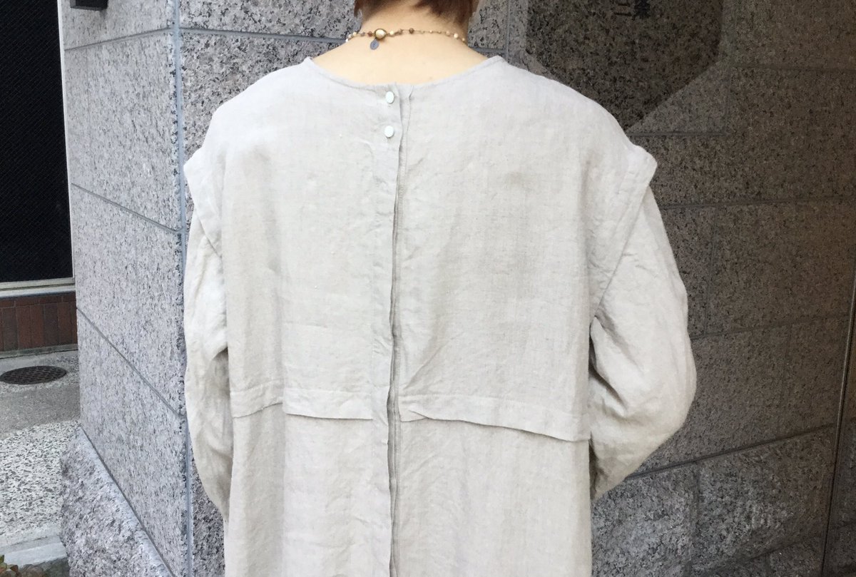 nrkyoto's tweet photo. ▶︎ リネンカラーレス2way比翼ワンピース
カラー：NATURAL(着用)、BLACK
22,000yen+tax

シンプルな2way仕様のワンピース。
袖口のギャザーやサイドのスリットがポイントに。

お気に入りのアクセサリーと合わせたい一枚です。

#nestRobe #ネストローブ #京都 #kyoto
#ワンピース #リネン https://t.co/9vUFhGYOdM