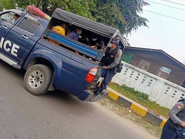 The Military keeps arresting innocent citizens who involve in CDM such as taechers and doctors.(In Myitkyina)
#WhatsHappeningInMyanmarNow
#Feb19Coup