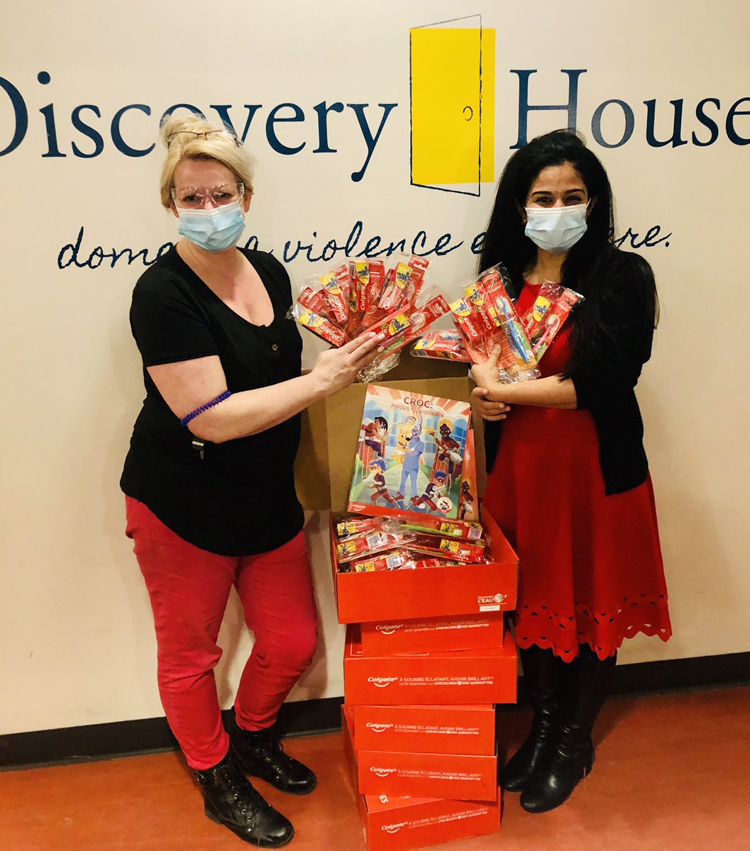 ABDentalFdn's tweet image. The lovely Esther Elder, Senior Director of @Discovery_House receiving @ABDentalFdn delivery of children toothbrush/paste donated by #TeamColgate. A heartfelt pleasure to cooperate in facilitating a simple, necessary comfort,  for children of women displaced by domestic violence