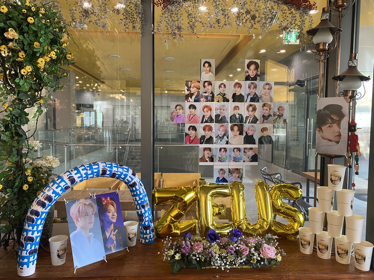 S2NCT_LOVES2's tweet photo. #오늘_하루도_정우에게_행복한_날이었음해 오픈 전부터 사람이 너무 많아서 놀랐다.. 근데 더 놀라운 건 예쁜 정우랑 정우 특전들.. 진짜 너무 예뻤다... 완전 너무 좋았다ㅠ 엄청 벌벌 떨면서 기다린 보람이 있었다ㅠㅠ 정우야 생일 축하해💚🎉🥳 https://t.co/7DFQ7UpMS2