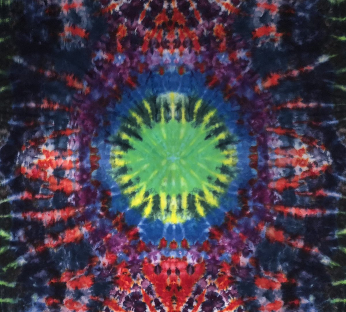 TheLeesOfMemory's tweet image. Very psyched to finally be beta testing some custom #IceAndTime tapestries for my brother from another #High5Knox 🖐🏼 Not a bad first attempt! Powered by @dharmatrading 🌈✨