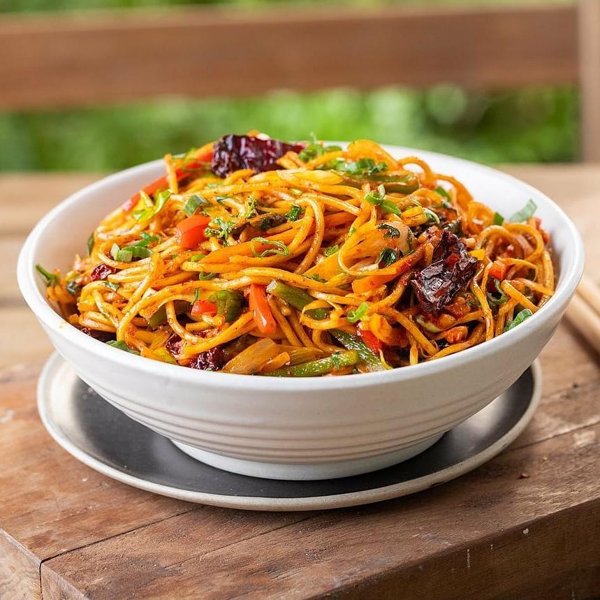 SrisierraHotel's tweet photo. #Burnt_chilli_Garlic_Noodles Here's one of my favorite noodles recipes, spicy, yang and the best part, you do not require to prep a separate sauce to serve along with it.
1/2 https://t.co/sdGbyNuY9E