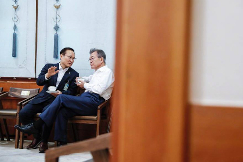 문재인 정부 시즌2를 제대로 이어가려면
대통령님과 이렇게 대화 나눌 수 있는 사람이어야지..
그래서 난 다음 당대표는 홍영표가 되어야 한다고 생각해.