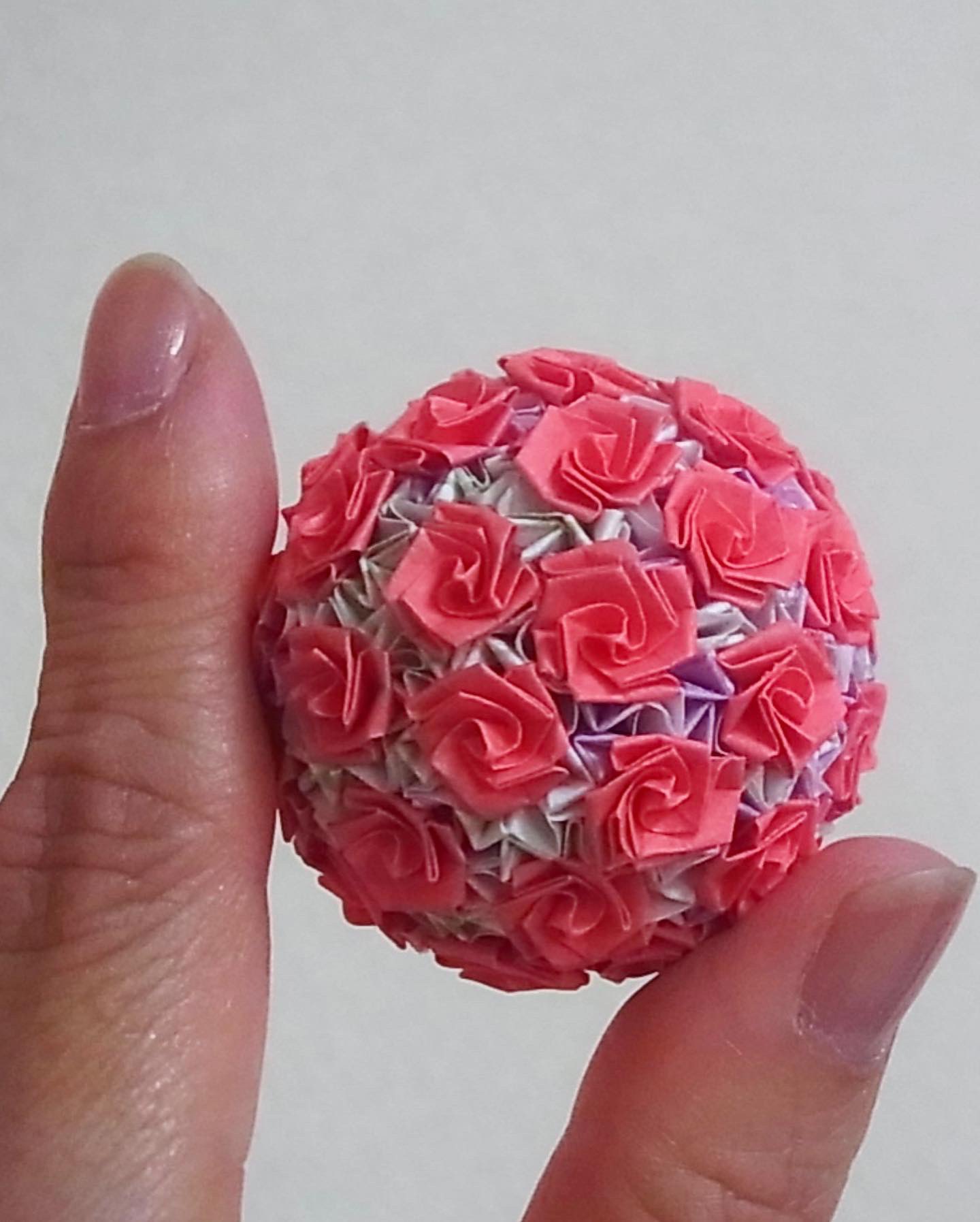 わたこ Twitterissa 楽しい折り紙 Fun Origami 伝承のくす玉にミニ薔薇を 纏わせた Originalのkusudama Pinkの薔薇は気持ちを前向きに してくれます 折り紙 Origami Kusudama Traditional ミニバラ Minitureroses Pink Spring Image