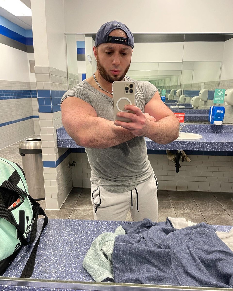 TavFitMusic's tweet photo. Triceps Day #triceps #crunchfam @CrunchGym https://t.co/akcpcd6fUg