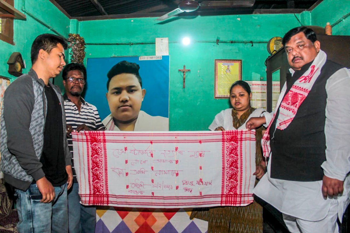 AssamBachao's tweet photo. Many bravehearts fought against CAA &amp; lost their lives to guide our way- 17 year Sam Stafford was one of the youngest to have laid down his life. Our first anti-CAA Gamosa came from his family as our leaders paid tributes to Sam's sacrifice &amp; valour.

#AxomBasaonAhok
#AssamBachao https://t.co/bRN7nIkqc4