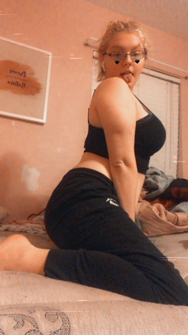 https://t.co/7OLGUoauHN subscribe to my onlyfans def worth it I do personal pics and videos💕💗 https://t