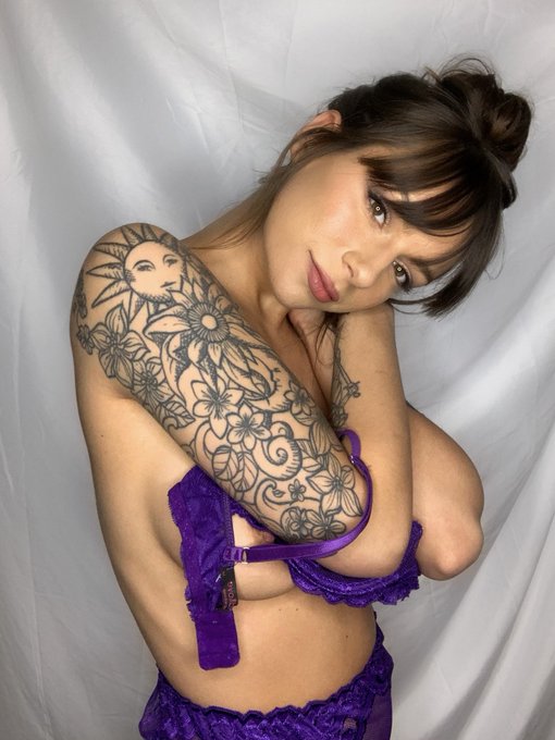1 pic. Serving you horny housewife vibes all day https://t.co/ylP6zysdza ? https://t.co/jKQG5S08LY