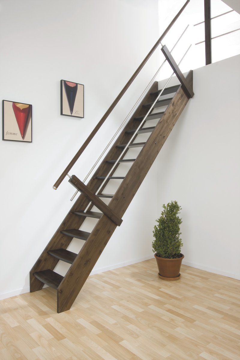 #Raumspartreppe Ronja, gerade in #Massivholz #Fichte, #Nussbaum gebeizt und versiegelt web-stairs.at/shop/443945/97…