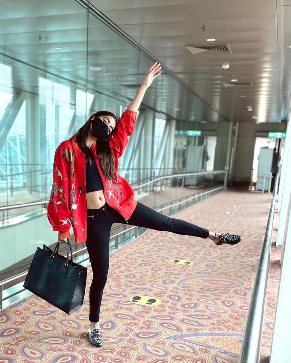 hegdepooja's tweet photo. Your aero bridge...my ballet moment ☺️😂 https://t.co/dm98bgOqdO