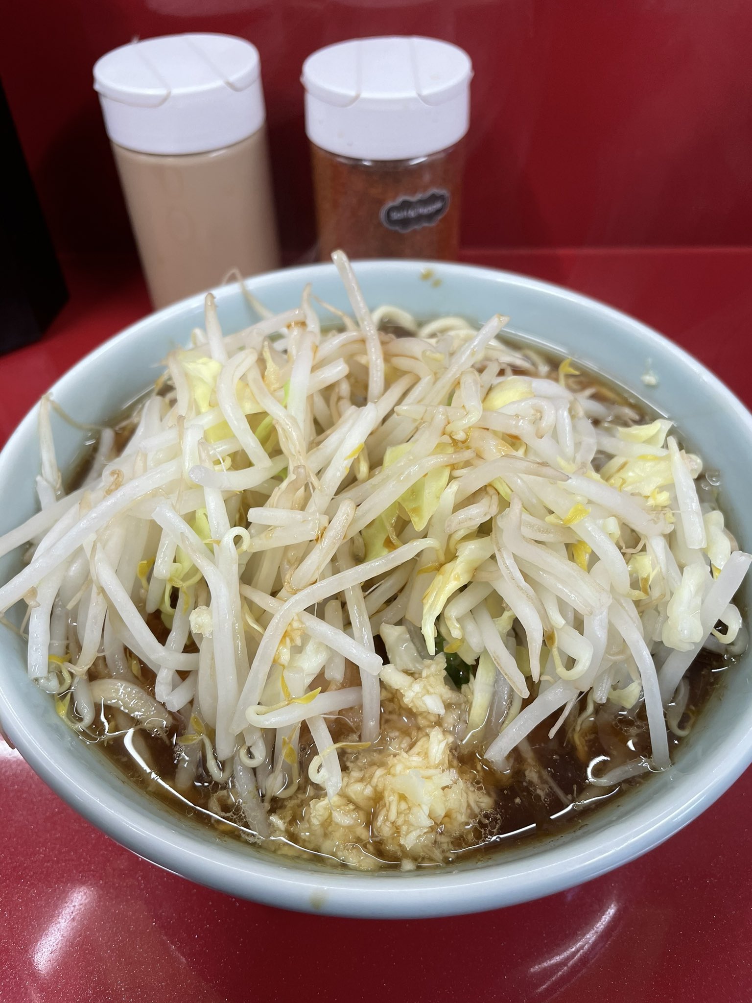 まんぞく 越谷二郎 越谷 小ラーメン麺半分 700円 コール ニンニク少なめカラメ 川越食べたら非乳化も食べたくなり訪問 醤油と旨味でパンチ十分なスープをまとったややデロ麺が最高に美味い 野菜はシャッキシャキ 豚は柔らかくジューシー 結構並んだけど