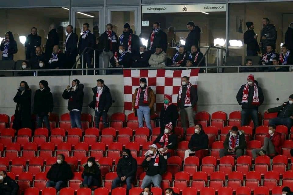Pepa_Daniel's tweet photo. Pavel Novotný: Všichni na #SLPLEI měli respirátory,je to ubohý lynč.
Ve skutečnosti: https://t.co/TY1ubnAWPh