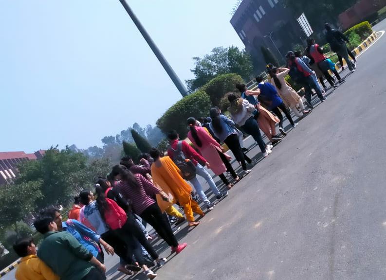 ABVPVoice's tweet photo. अभाविप हरियाणा प्रांत के भगत फूल सिंह महिला विश्वविद्यालय, सोनीपत इकाई की कार्यकर्ताओं ने आगामी परीक्षाओं के लिए विद्यार्थियों को ऑनलाइन या ऑफलाइन दोनों विकल्प दिए जाने की मांग को लेकर कुलपति कार्यालय के बाहर प्रदर्शन किया। https://t.co/BNaNXzp4T3