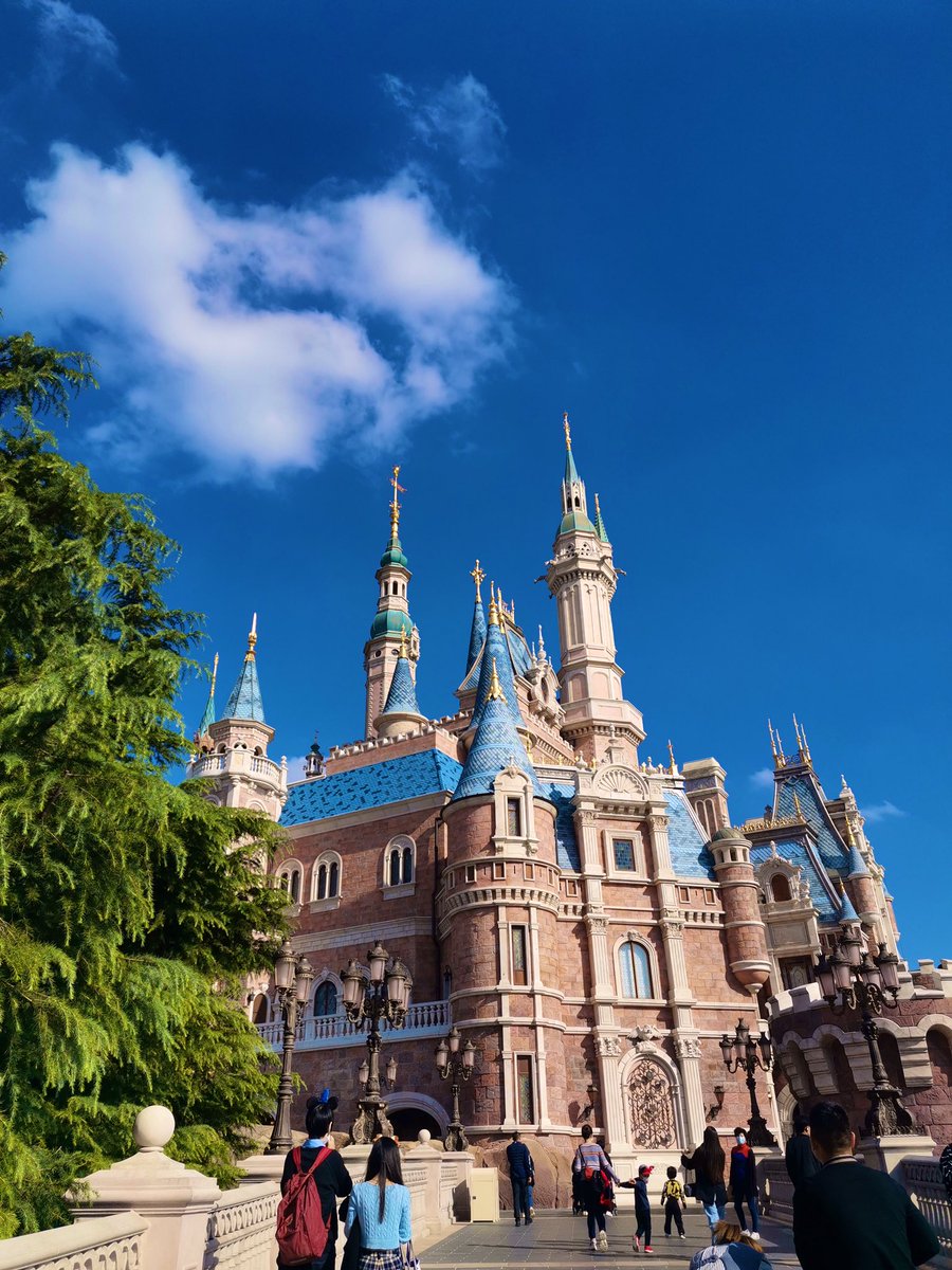 Tobenee1's tweet photo. Disneyland https://t.co/6YoaeSbmug